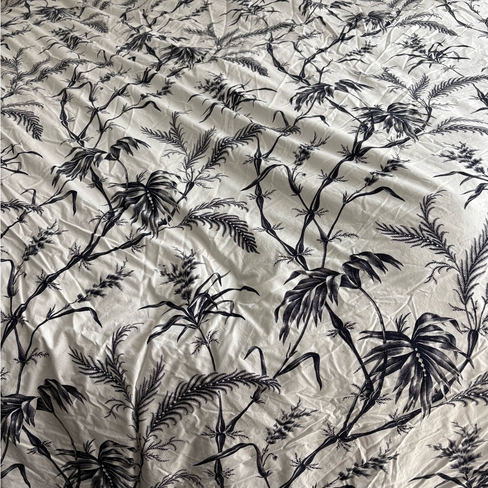 Isaac Mizrahi Navy and White Floral Duvet Cover Pillow Shams Reversible King - Picture 3 of 12